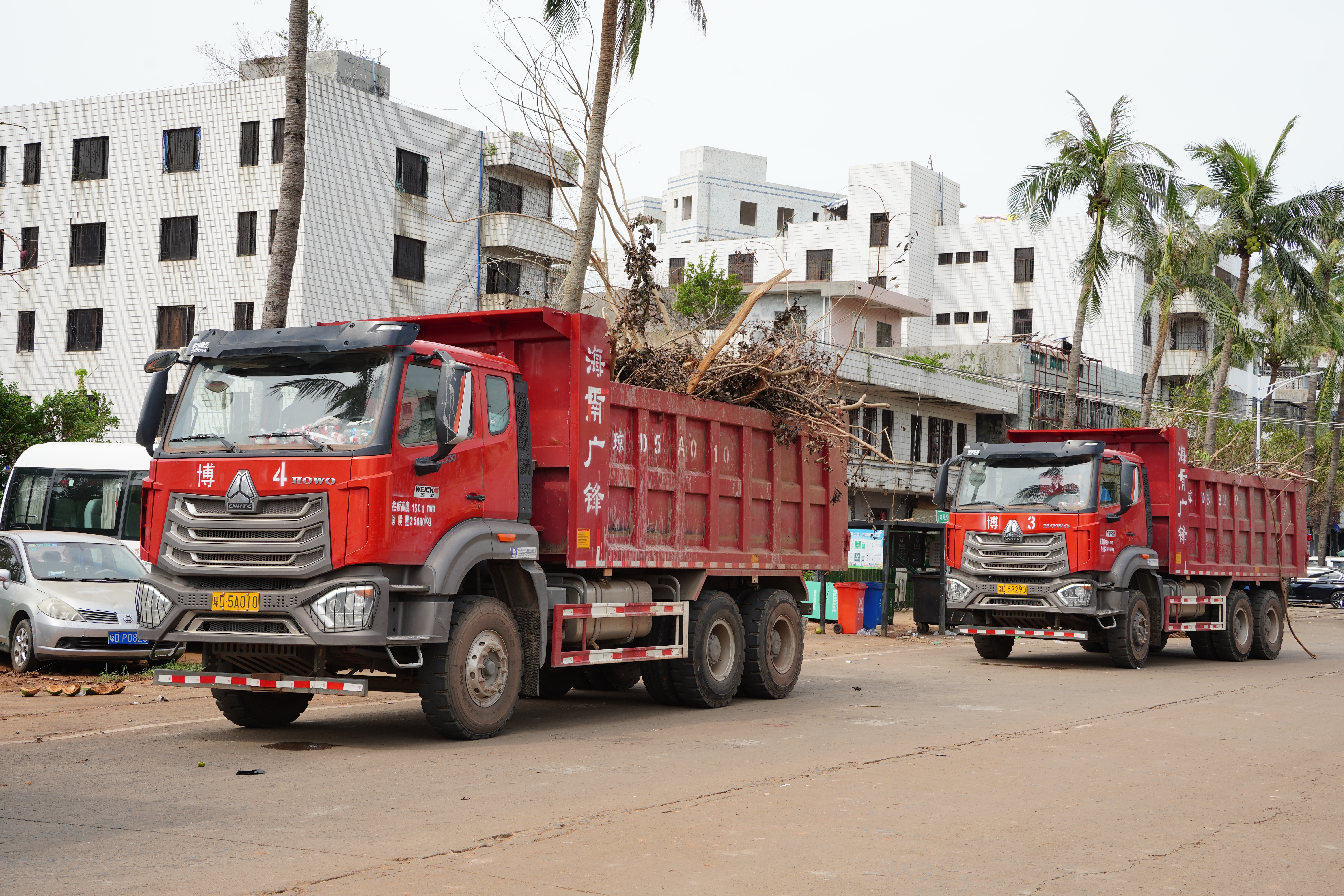 攜手克時(shí)艱 海南礦業(yè)積極支援?？谇逭瞎ぷ? class=